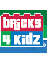 Logo: białe napisy na czerwonym, zielonym i niebieskim klocku. Klocek na zielonym, jasnym zielonym i niebieskim tle..