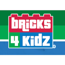 Logo: białe napisy na czerwonym, zielonym i niebieskim klocku. Klocek na zielonym, jasnym zielonym i niebieskim tle..