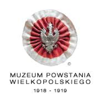Na zdjęciu widać rozetę powstańczą oraz nazwę Muzeum Powstania Wielkopolskiego 1918-1919.