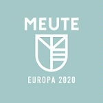 Na niebieskim tle widnieje białe logo zespołu a nad nim napis "Meute". Poniżej logo nazwa trasy koncertowej "Europa 2020".