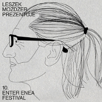 Na szarym tle grafika profilu Leszka Możdżera. Dodatkowo nazwa festiwalu.