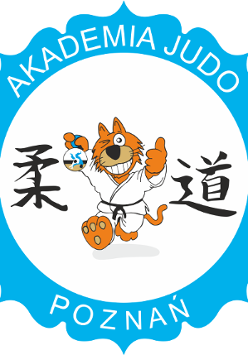 Logotyp Akademii Judo - w środku na białym tle tygrys w kimono uśmiecha się i trzyma medal, a obok niego napisy po japońsku. Wokół na niebieskim obramowaniu nazwa klubu