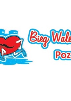 Logotyp Biegu Walentynkowego - dwie postacie serc biegną i trzymają się za ręce. W tle widać niebieskie budynki, zaś obok jest czerwona nazwa biegu z niebieską obwódką