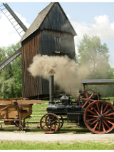 Lokomotywa na tle drewnianego wiatraka