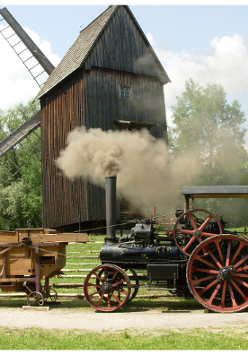 Lokomotywa na tle drewnianego wiatraka