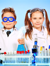 Mali naukowcy: chłopiec i dziewczynka w kitlach wykonują doświadczenia.