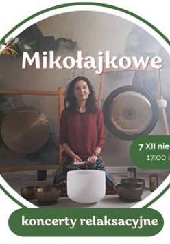 Kobieta, która gra na misach i gongach.