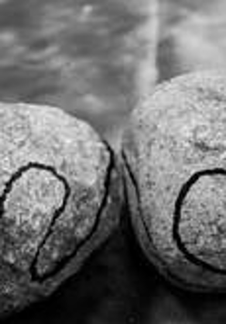 na kamieniach dłonie fot. K. Juściński