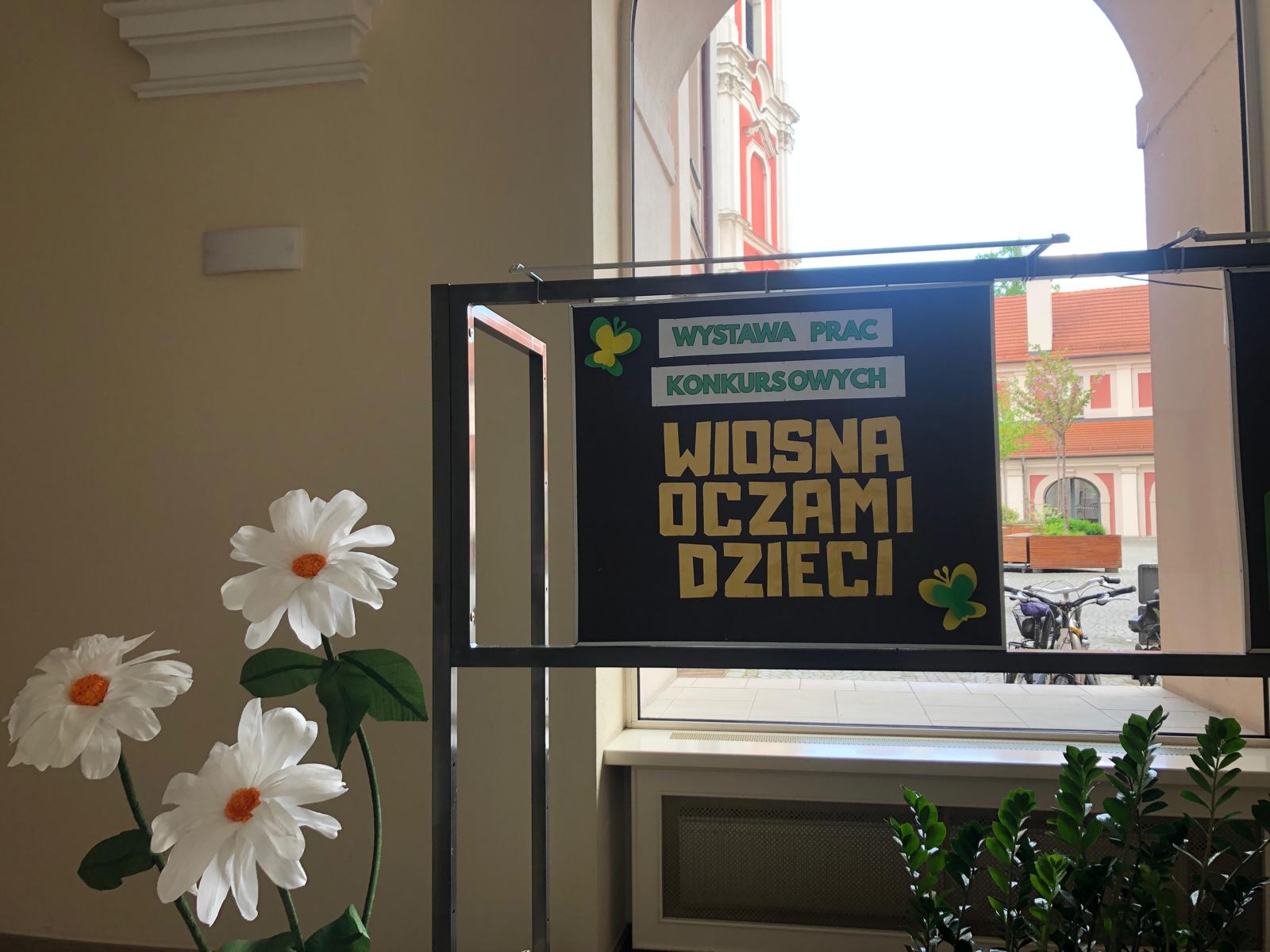 Piąta edycja konkursu Na zdjęciu kadr z wystawy z tytułowym napisem Wiosna oczami dzieci