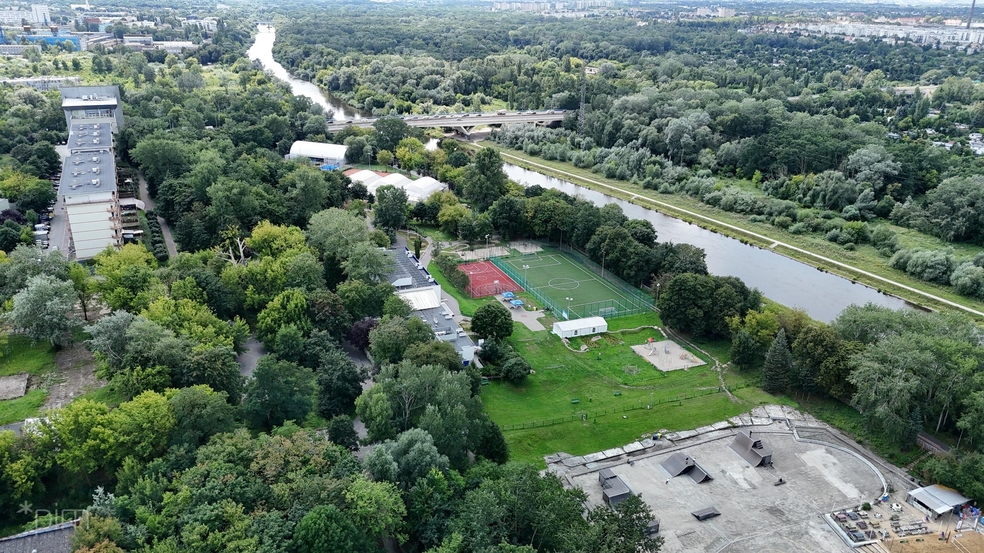Na zdjęciu tereny POSiR widziane z lotu ptaka, widać Wartę, w tle most