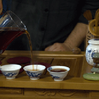 nalewanie herbaty do miseczek