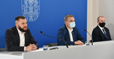 Na zdjęciu za stołem znajdują się (od lewej): Marcin Gołek - wiceprezes zarządu PIM, wiceprezydent Mariusz Wiśniewski oraz wykonawca Marcin Bartoś.