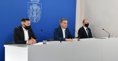 Na zdjęciu za stołem znajdują się (od lewej): Marcin Gołek - wiceprezes zarządu PIM, wiceprezydent Mariusz Wiśniewski oraz wykonawca Marcin Bartoś.