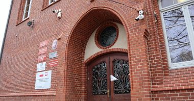 zdjęcie przedstawia główne wejście do budynku