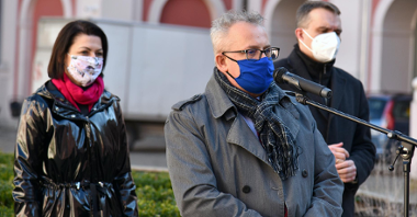 Galeria zdjęć została zrobiona podczas konferencji prasowej na dziedzińcu Urzędu Miasta Poznania. Na fotografii widać zastępcę prezydenta Mariusza Wiśniewskiego, zastępcę dyrektora Wydziału Oświaty Wiesława Banasia oraz radną Martę Mazurek.