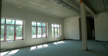 zdjęcie przedstawia wnętrze budynku w stanie surowym