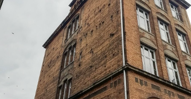 zdjęcie przedstawia róg budynku widziany z zewnątrz