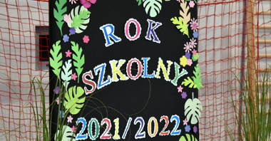 Zdjęcie przedstawia duży kolorowy karton z napisem "Rok szkolny 2021/22".