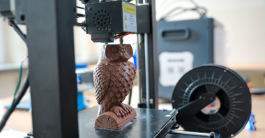 Zdjęcie przedstawia sowę tworzoną w drukarce 3D