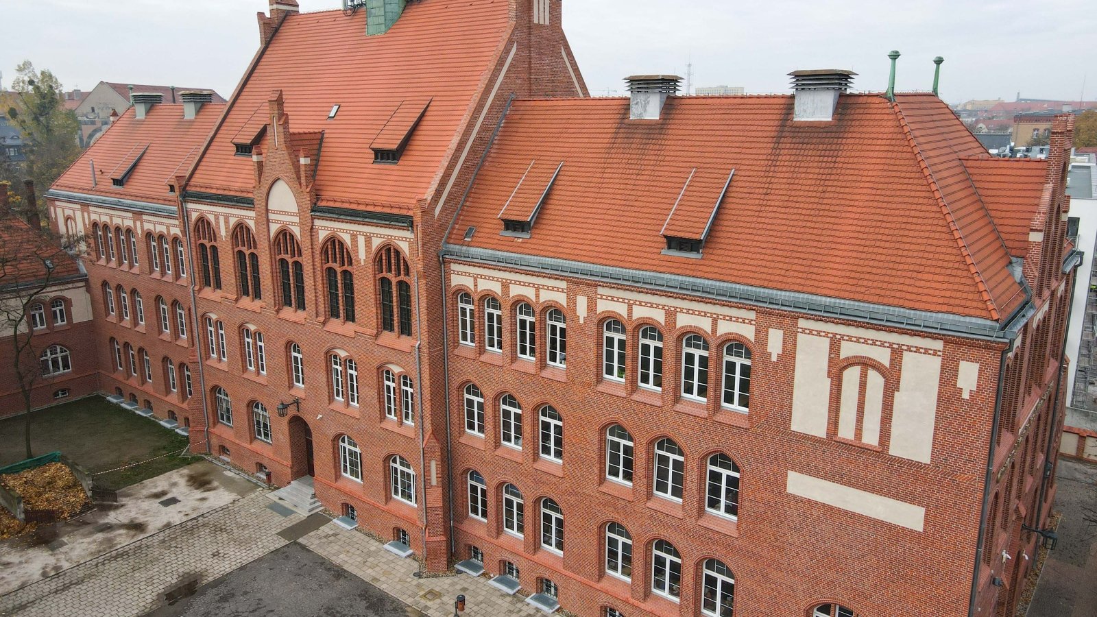 Zdjęcie budynku z lotu ptaka - grafika artykułu