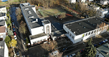 Zdjęcie przedstawia budynek szkoły z lotu ptaka.
