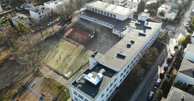 Zdjęcie przedstawia budynek szkoły z lotu ptaka.