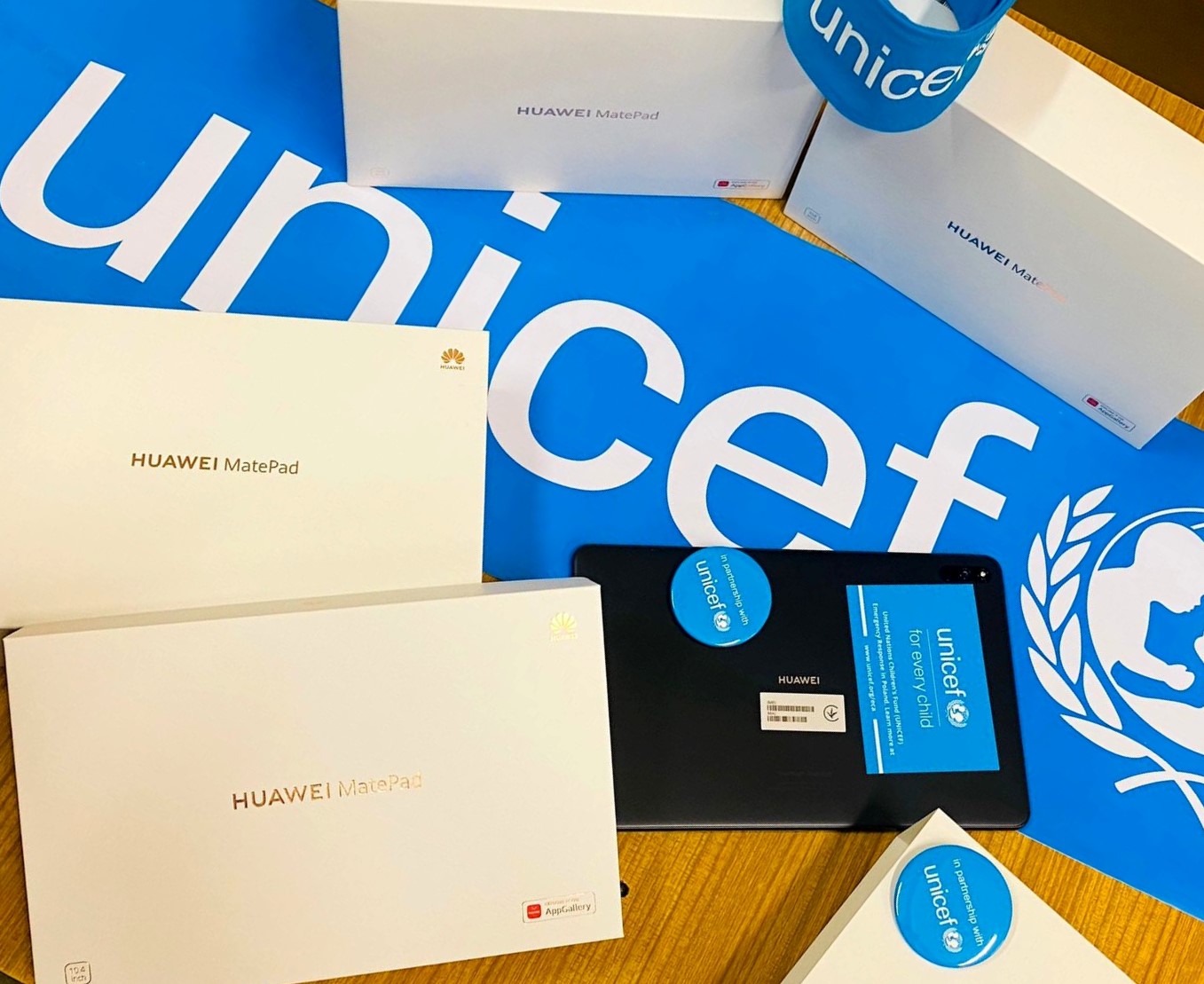 Przekazanie tabletów UNICEF - grafika artykułu