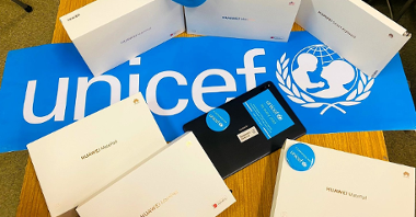 Przekazanie tabletów UNICEF