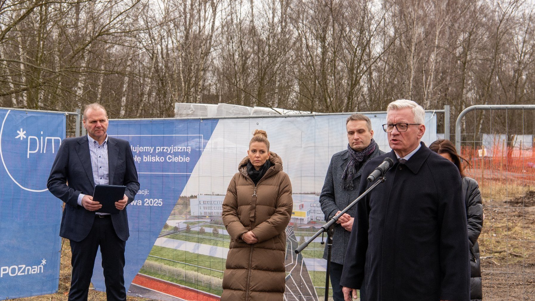 Na terenie przyszłej szkoły na Strzeszynie uroczyście podpisano akt erekcyjny, które umieszczono w kapsule czasu z aktem erekcyjnym i wmurowano