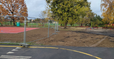 Zdjęcie przedstawia szkolne boisko w budowie.