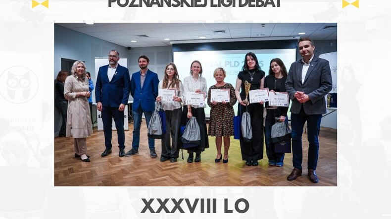 zwyciężczynie Poznańskiej Ligi Debat wraz z przedstawicielami Wydziału Oświaty