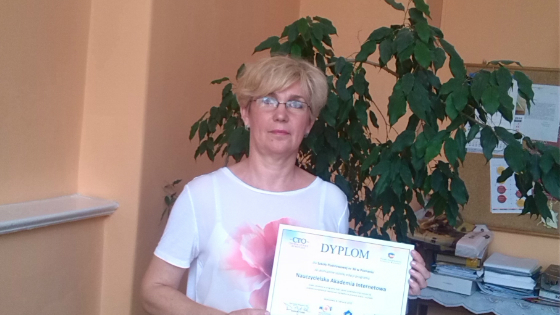 dyr. Katarzyna Czyż z dyplomem