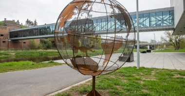 Zdjęcie przedstawia instalację w kształcie kuli ziemskiej.