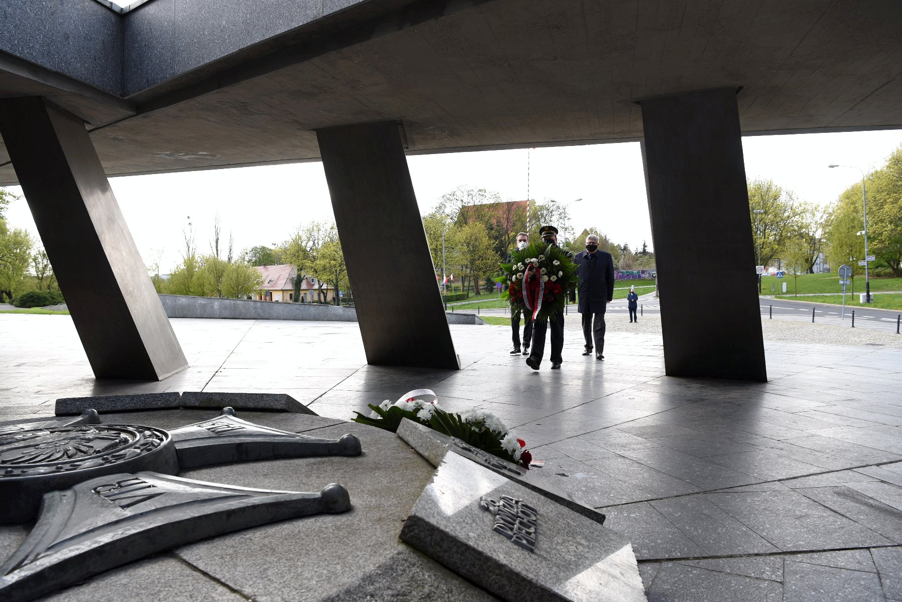 Galeria zdjęć przedstawia złożenie kwiatów pod pomnikiem Armii Poznań przez władze miasta. - grafika artykułu