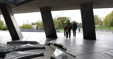 Galeria zdjęć przedstawia złożenie kwiatów pod pomnikiem Armii Poznań przez władze miasta.