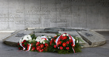 Galeria zdjęć przedstawia złożenie kwiatów pod pomnikiem Armii Poznań przez władze miasta.