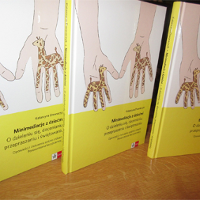 Okładka książki: na dłoniach rysuneki żyrafy (na palcach nogi, pysk żyrafy zwrócony w kierunku kciuka).