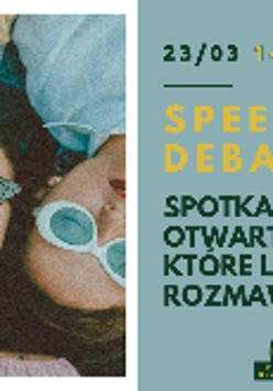 Plakat, który reklamuje otwarte wydarzenie klubu dyskusyjnego - Speed debating. Po jednej stronie zdjęcie leżących trzech osób w okularach słonecznych, po drugiej stronie napisy informujące o wydarzeniu.