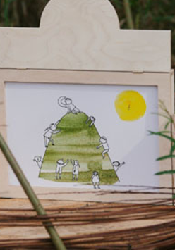 papierowy teatr kamishibai zamknięty w drewnianej skrzynce