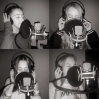 cztery młode wokalistki w studio nagraniowym