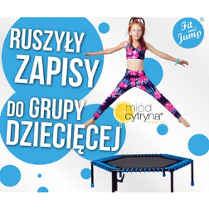 Dziewczynka na trampolinie
