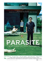 Mężczyzna z zasłoniętymi oczami stoi na trawniku. Na leżakach kobieta i mężczyzna również z zasłoniętymi oczami. Kolejny mężczyzna wychodzi z domu. Na dole tytuł filmu.