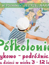 Dziecko z otwartymi ramionami stoi przed mapą świata. Po prawej flagi różnych państw.