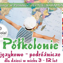 Dziecko z otwartymi ramionami stoi przed mapą świata. Po prawej flagi różnych państw.