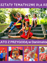 Dzieci siedzące na schodach. Pierwsza dziewczynka trzyma mikrofon. Napis "Lato z przygodą w Danimatoring".