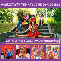 Dzieci siedzące na schodach. Pierwsza dziewczynka trzyma mikrofon. Napis "Lato z przygodą w Danimatoring".