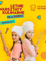 Dwie dziewczynki stykają się plecami. Jedna ma ręku wałek do ciasta, a druga trzepaczkę do jajek.