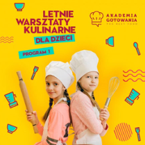 Dwie dziewczynki stykają się plecami. Jedna ma ręku wałek do ciasta, a druga trzepaczkę do jajek.