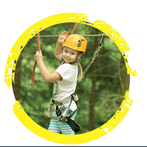 Dziecko w kasku na trasie parku linowego.