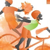 Dziecko na rowerze w kasku. Drugie dziecko z piłką w ręku.